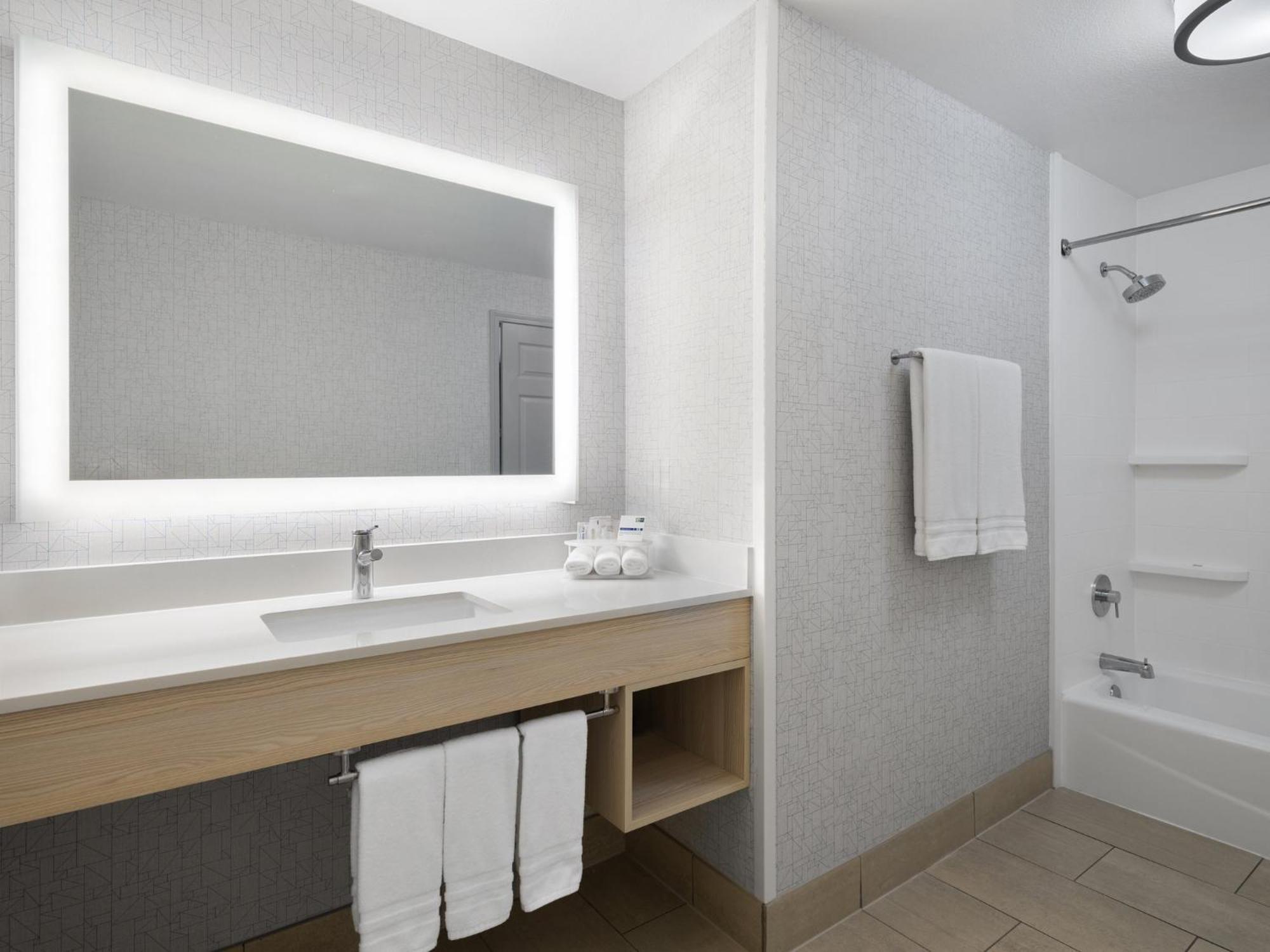 Holiday Inn Express Fort Bragg By Ihg Экстерьер фото