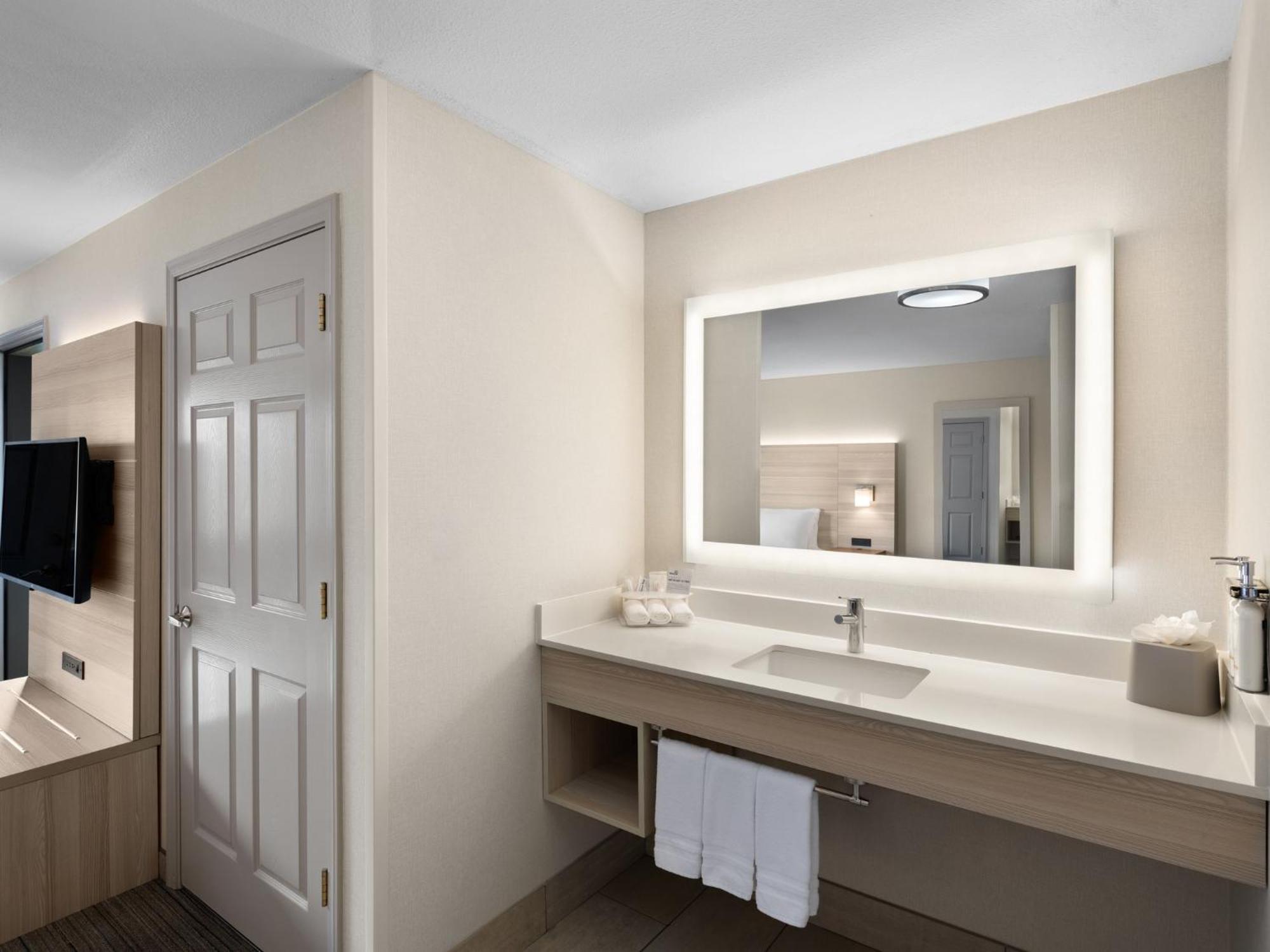 Holiday Inn Express Fort Bragg By Ihg Экстерьер фото